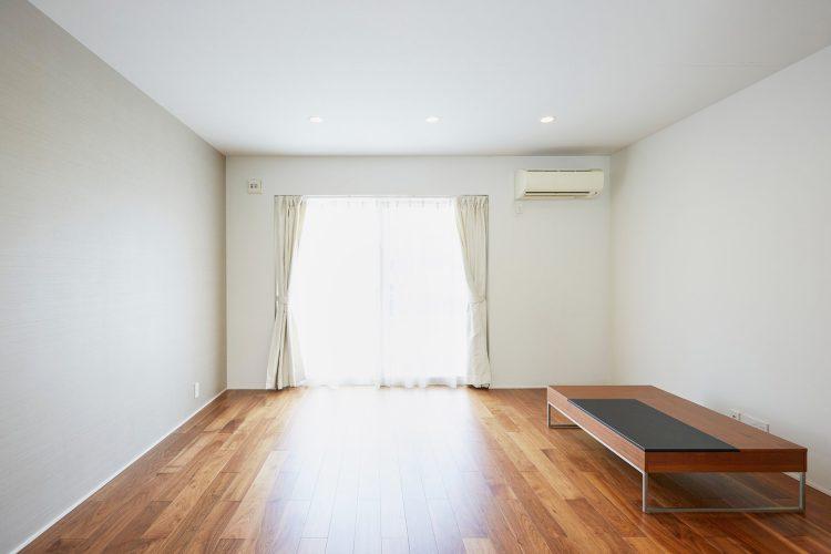 2F Room1:メイクルーム(現在はメイク台・姿見・ハンガーラックを常設しております)