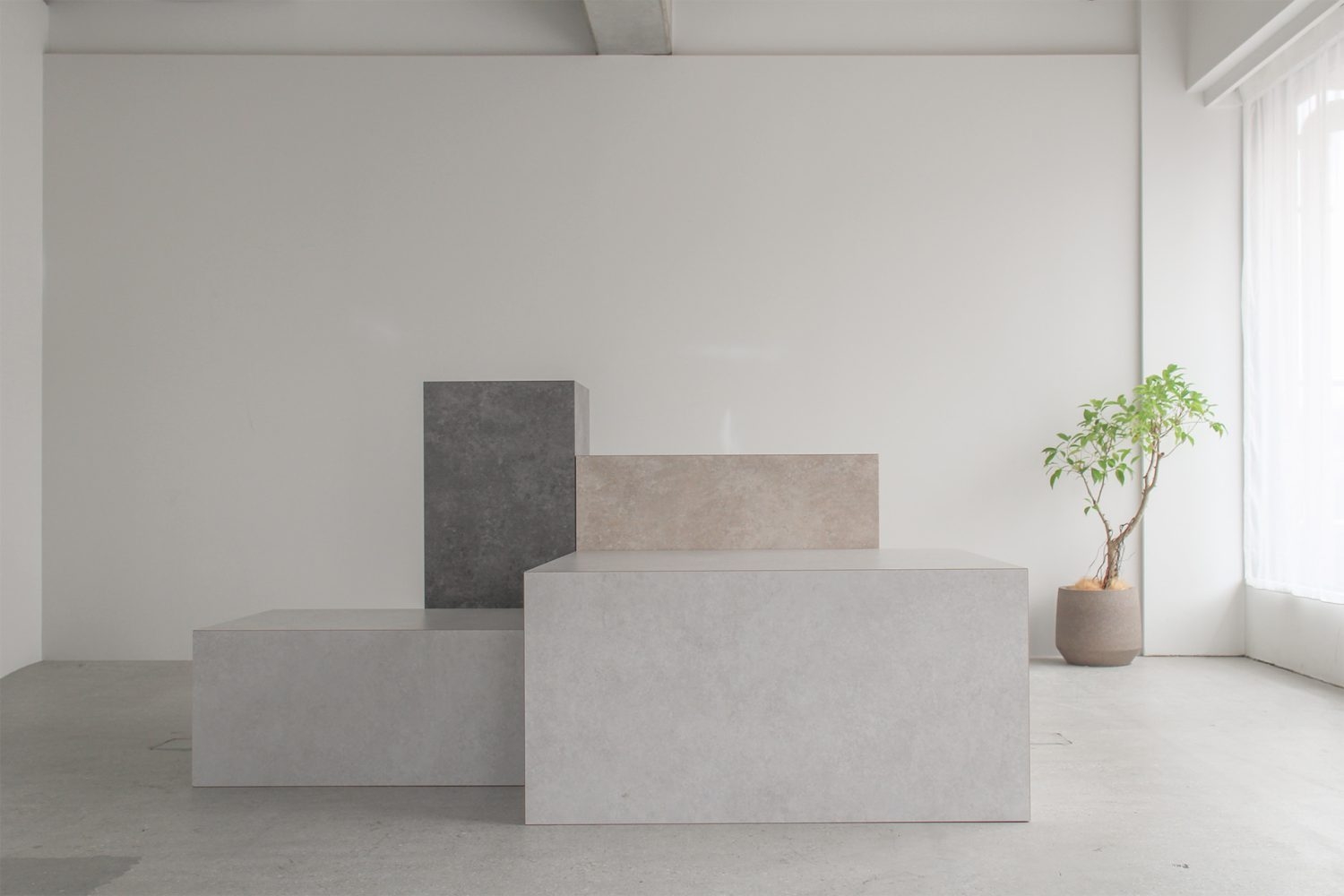 モルタル調のオリジナル什器