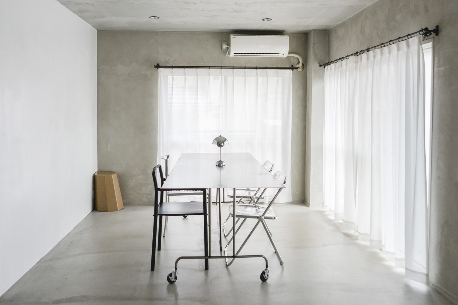 シルバーのテーブルは打ち合わせ場所としても