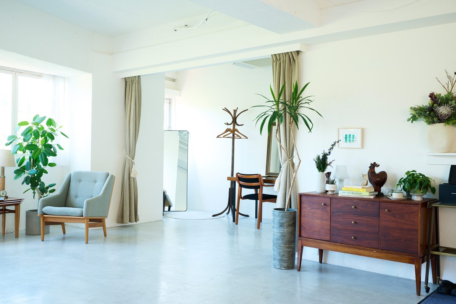 white mortar floor サイドボード / メイクルーム