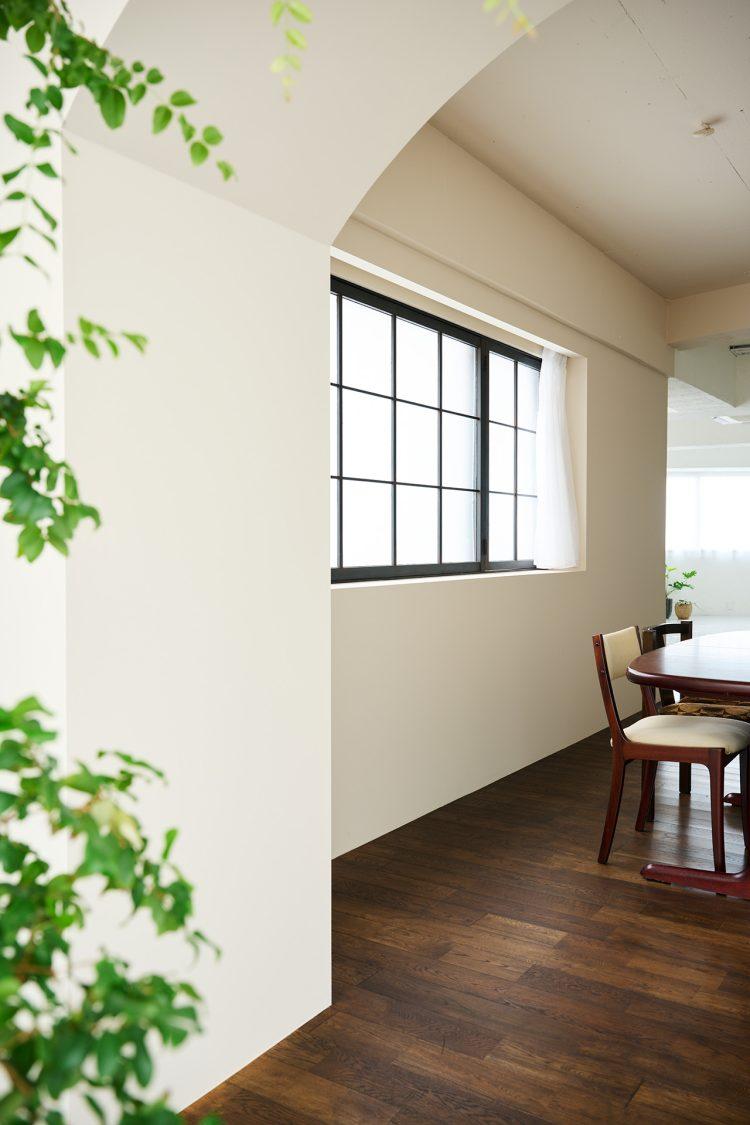 wood floor側よりwhite mortar floorへの抜け