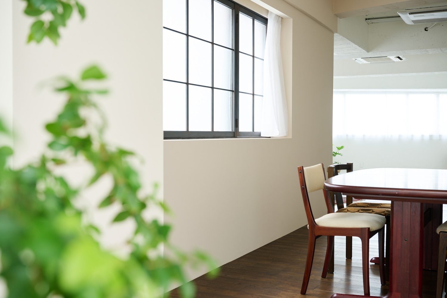 wood floor側よりwhite mortar floorへの抜け