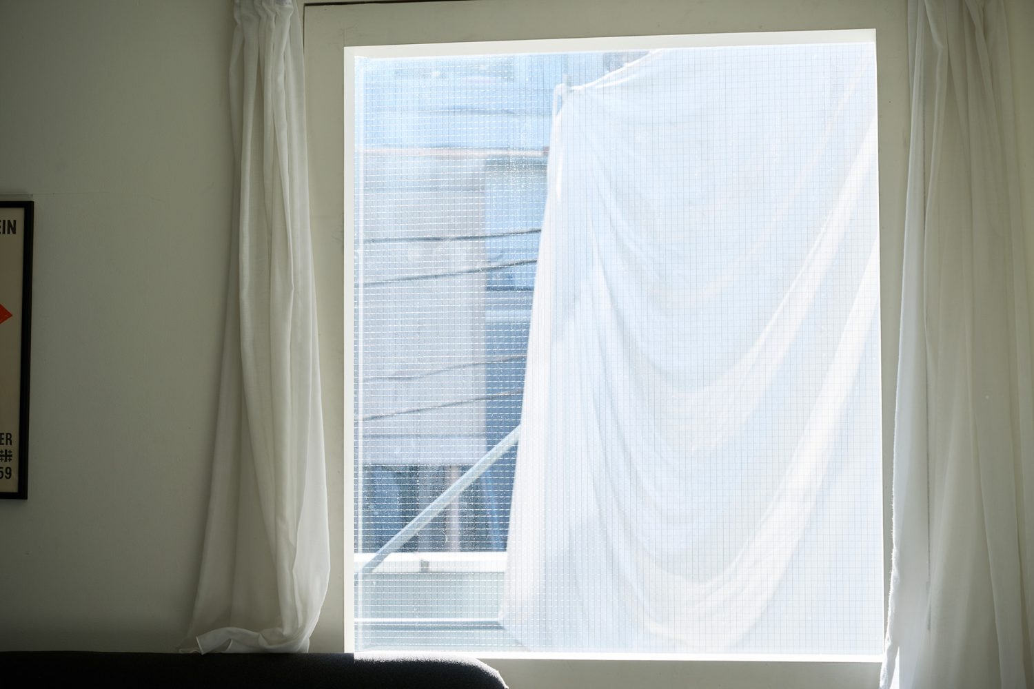 外に白い帆を設置しており北側からも光が入ります