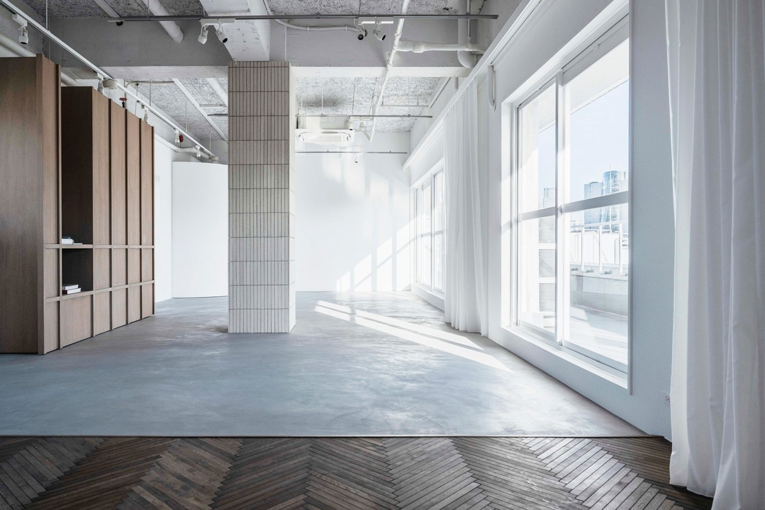 南側から光がたっぷり入る天井の高い空間