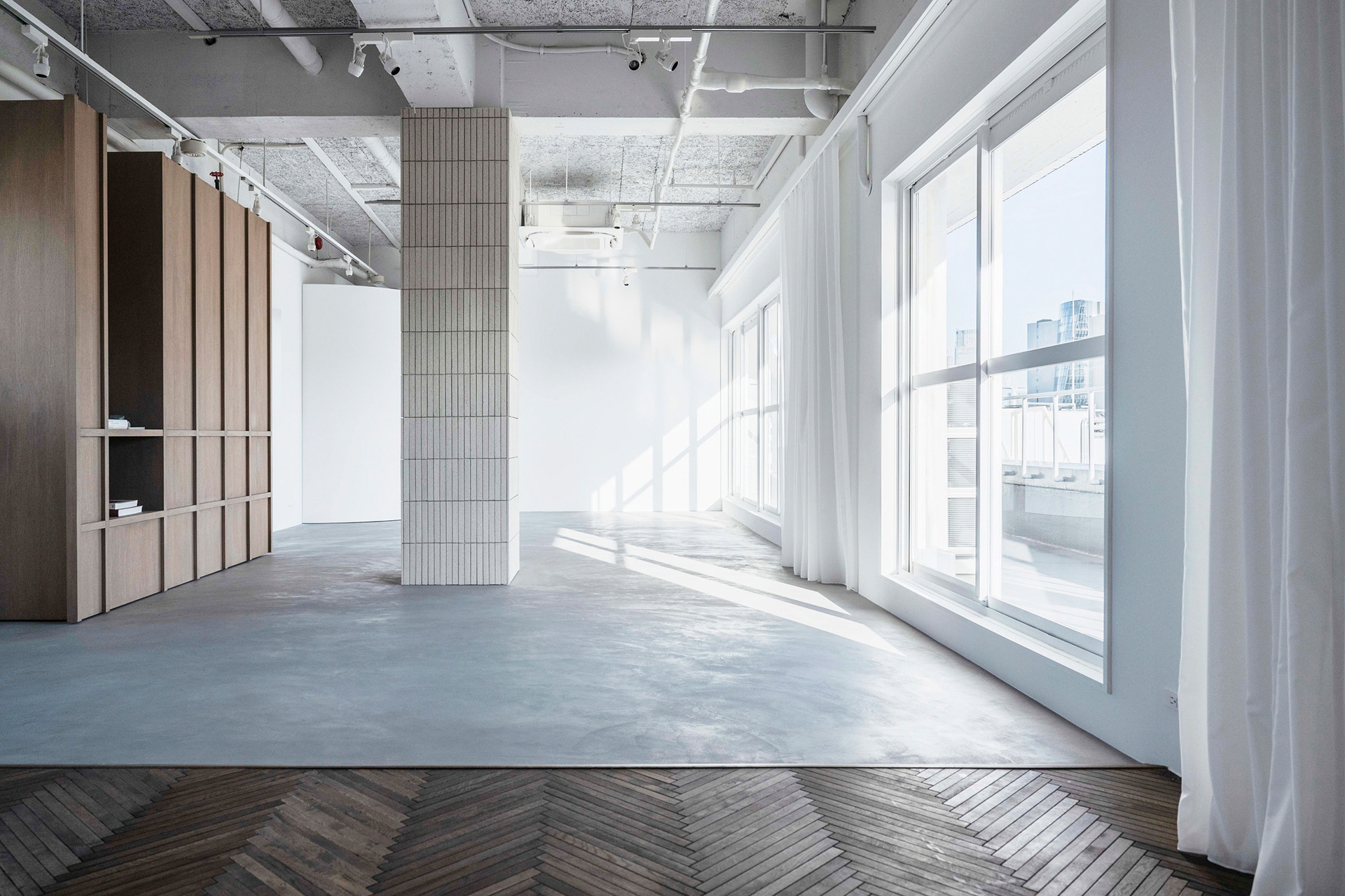 南側から光がたっぷり入る天井の高い空間