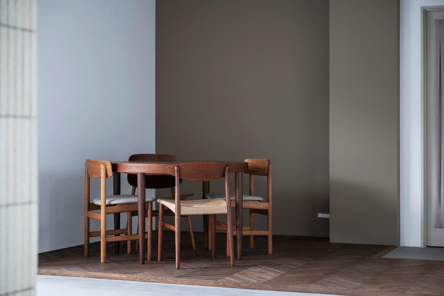 入口付近はヘリンボーン貼りのウッド床