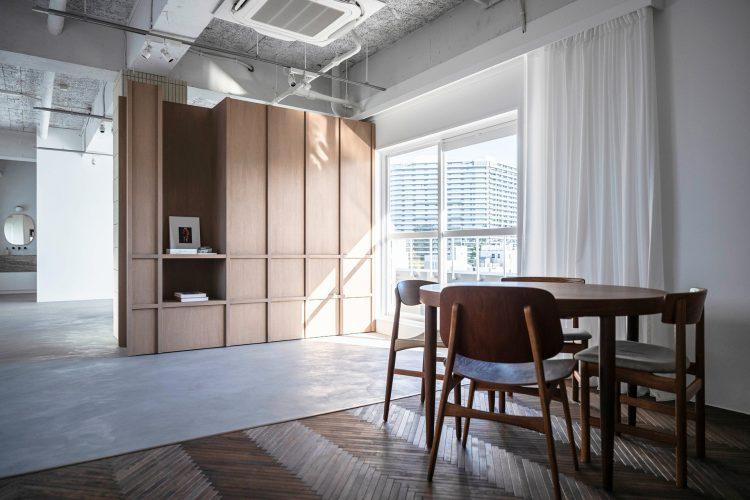 空間を間仕切る可動壁の演出