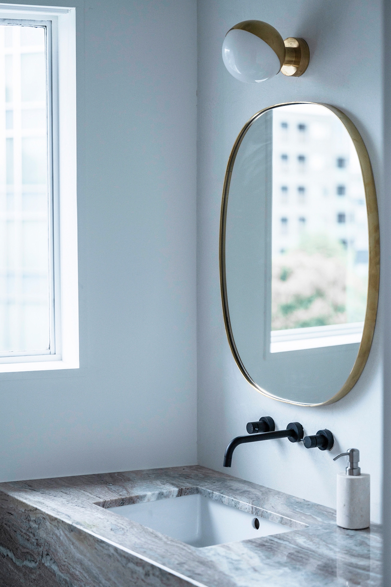 メイクシーンにも適した天然石天板の洗面台