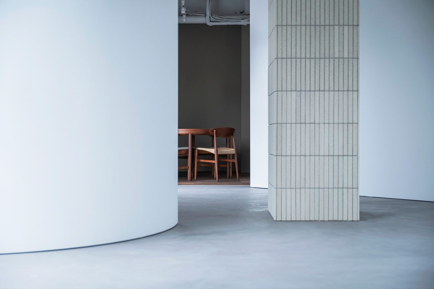 タイル柱を中心に配置する可動壁