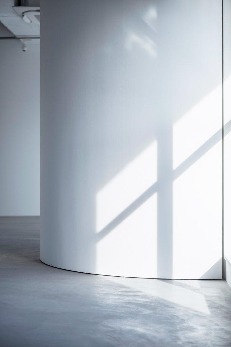 白く大きな曲面を持つラウンド可動壁