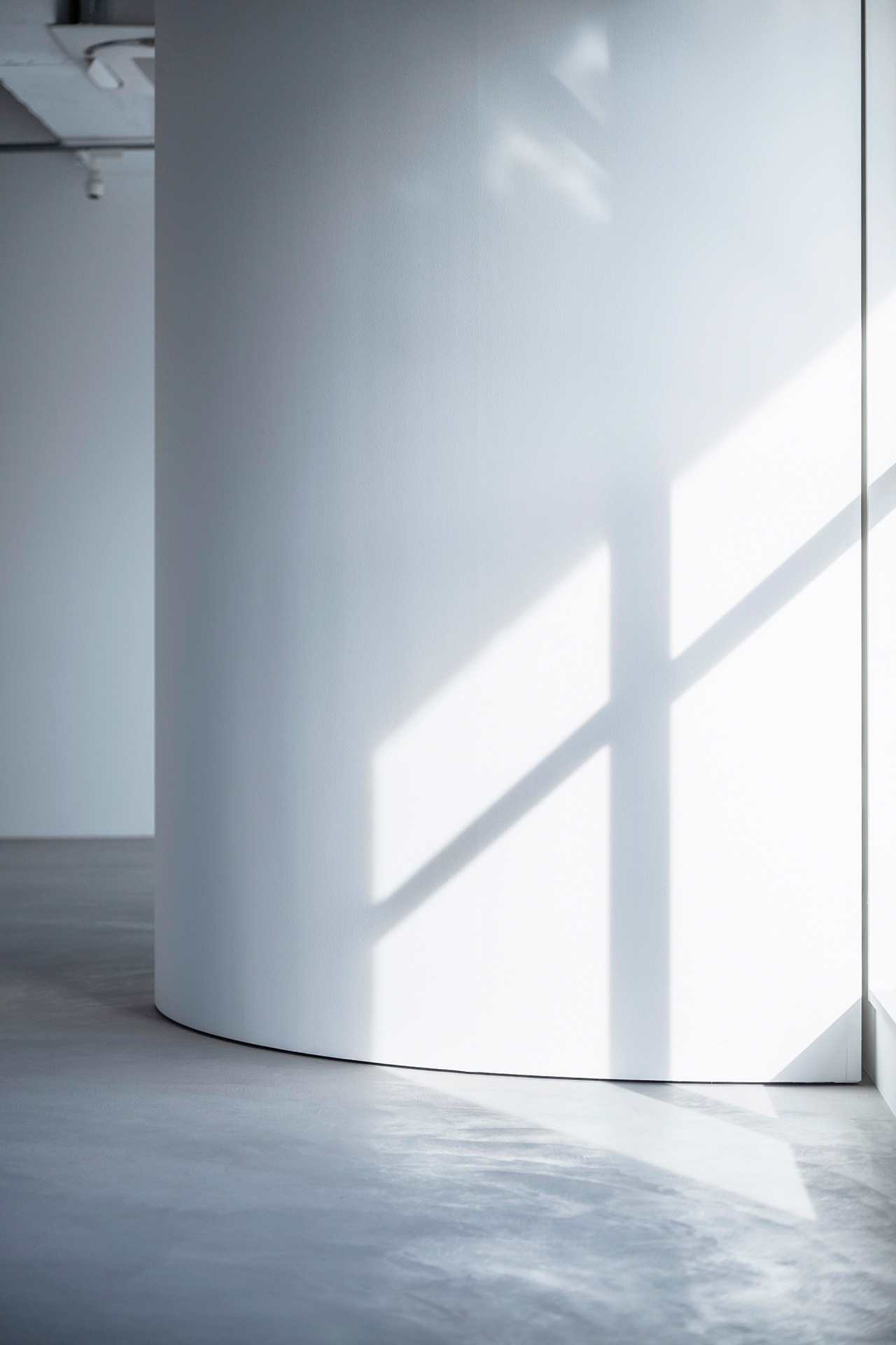 白く大きな曲面を持つラウンド可動壁