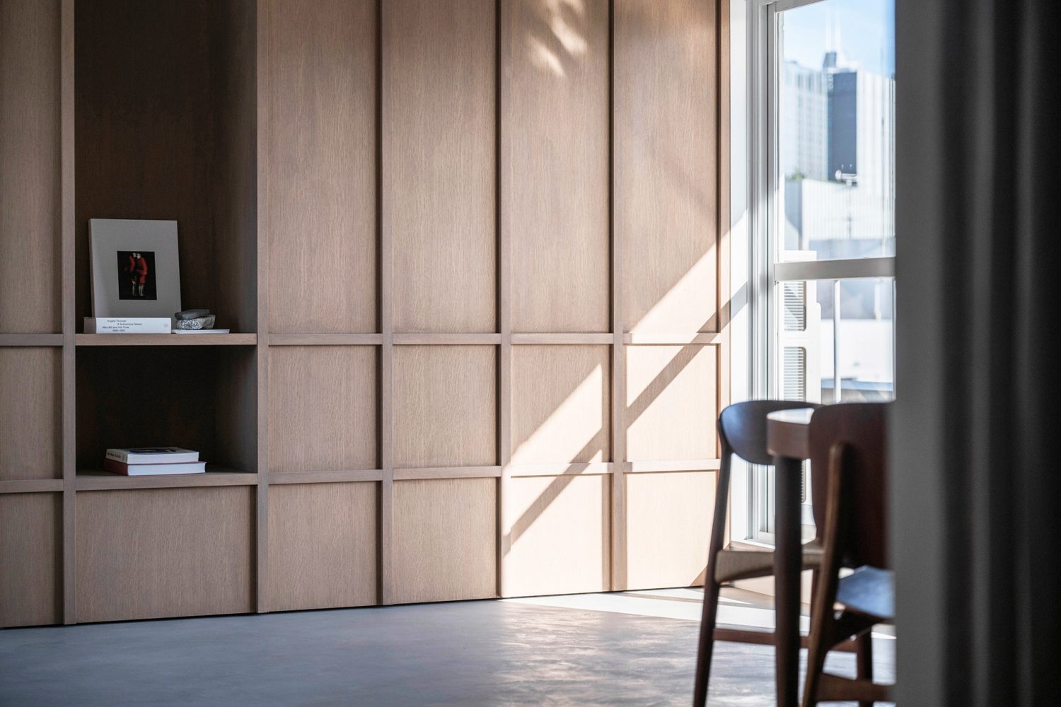 グリッドフレームを施したフラット可動壁