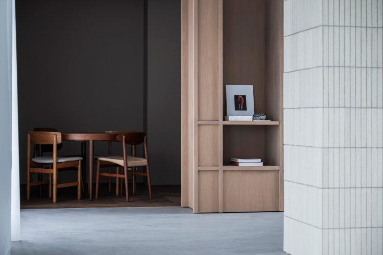 入口脇のブラウン壁と北欧ヴィンテージ家具