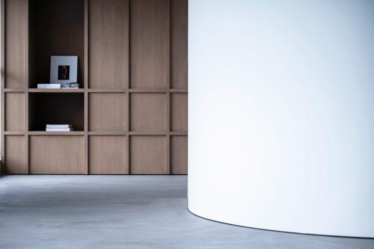 左からのサイド光・ウッド・ラウンド壁