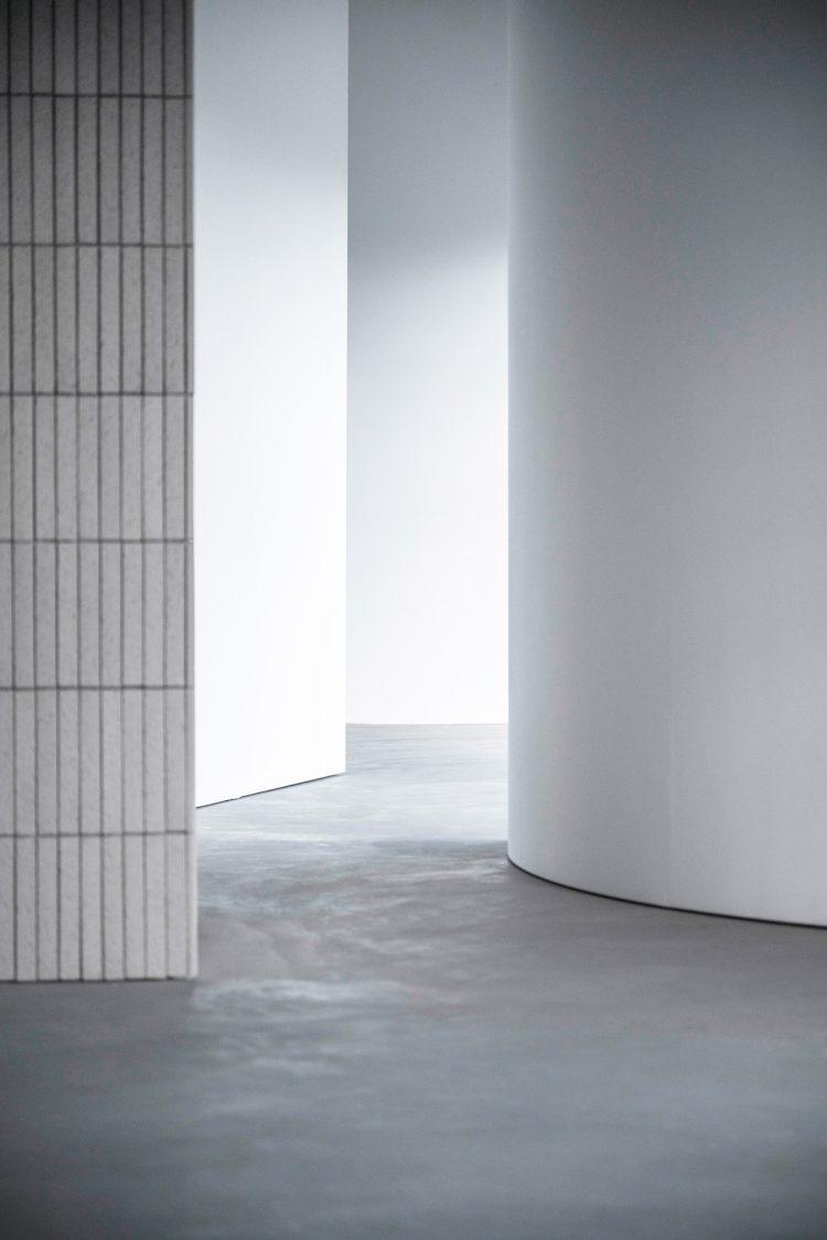 タイル柱と奥壁の間に配した2つの可動壁