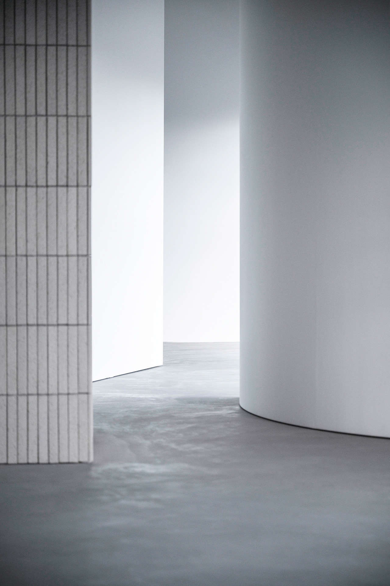 タイル柱と奥壁の間に配した2つの可動壁