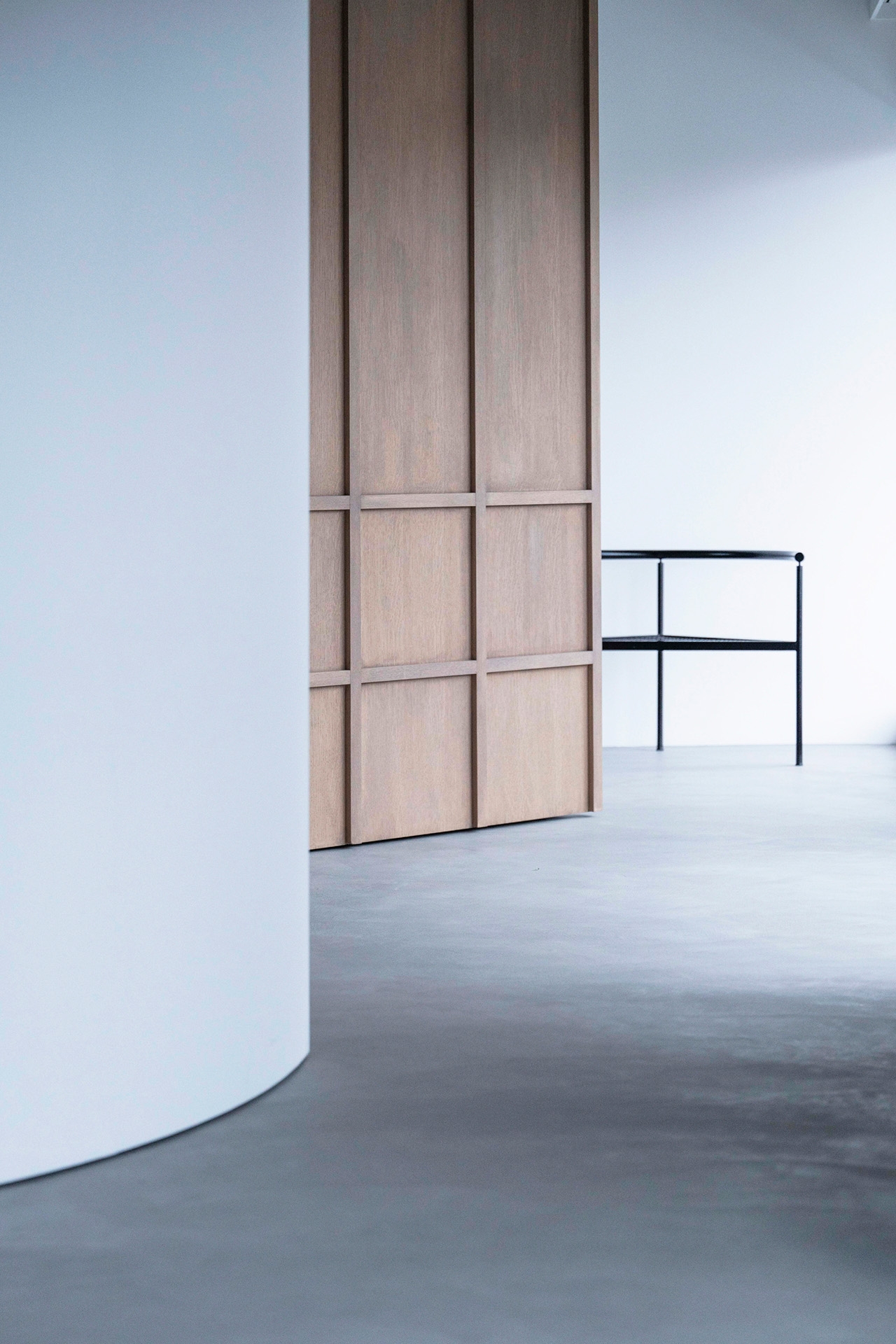 ラウンド壁・ウッド壁・チェア・白壁