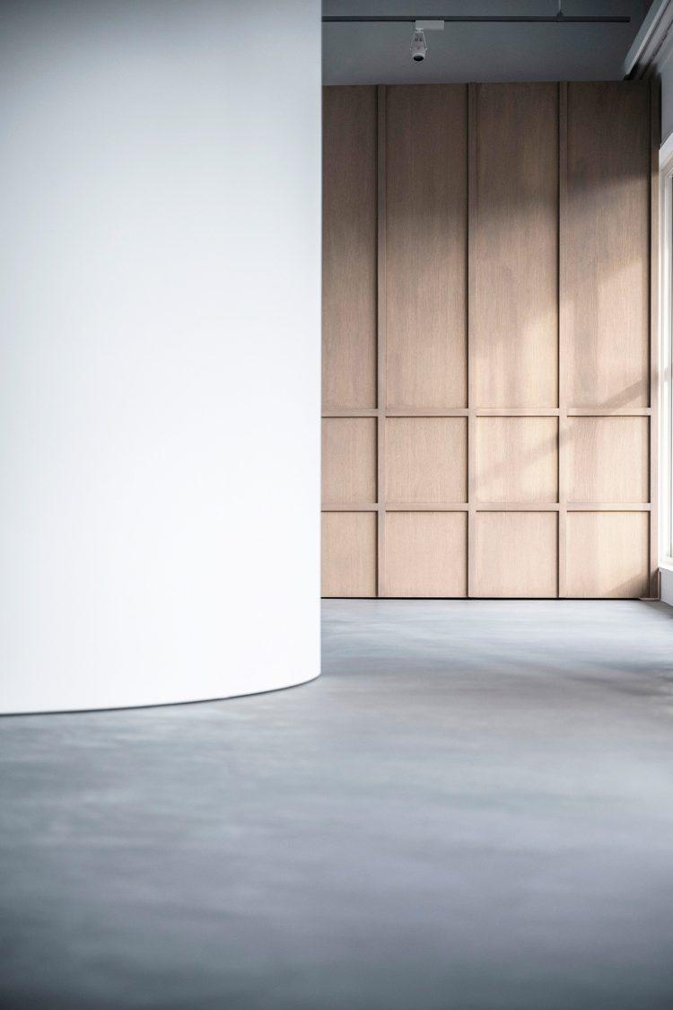 ラウンド壁・ウッド壁・右からのサイド光