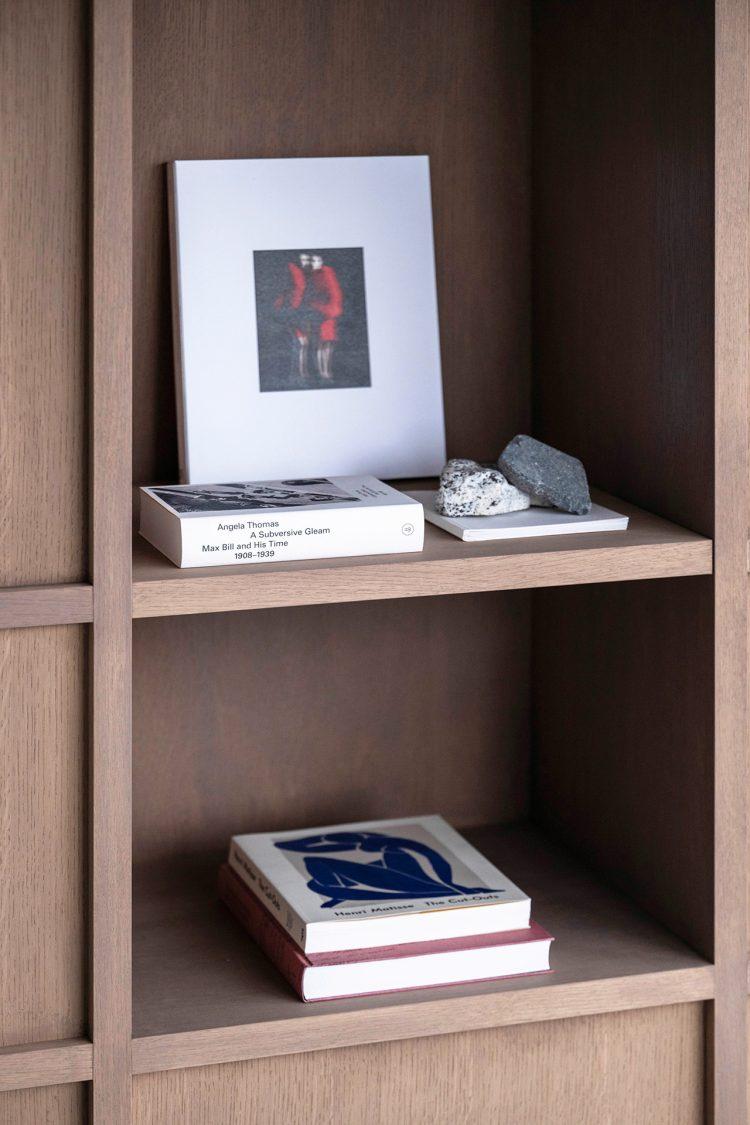 ウッド可動壁内の取り外し可能な演出棚