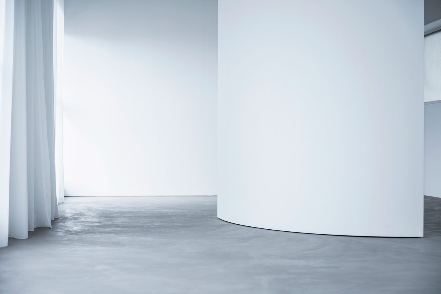 左からのサイド光・白いフラット可動壁