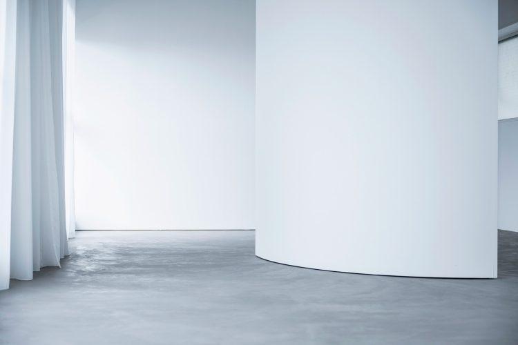 左からのサイド光・白いフラット可動壁