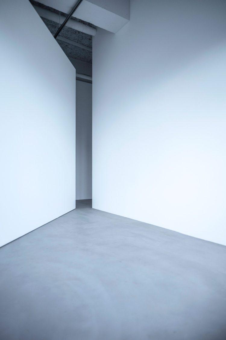 固定壁と可動壁によるモードな演出