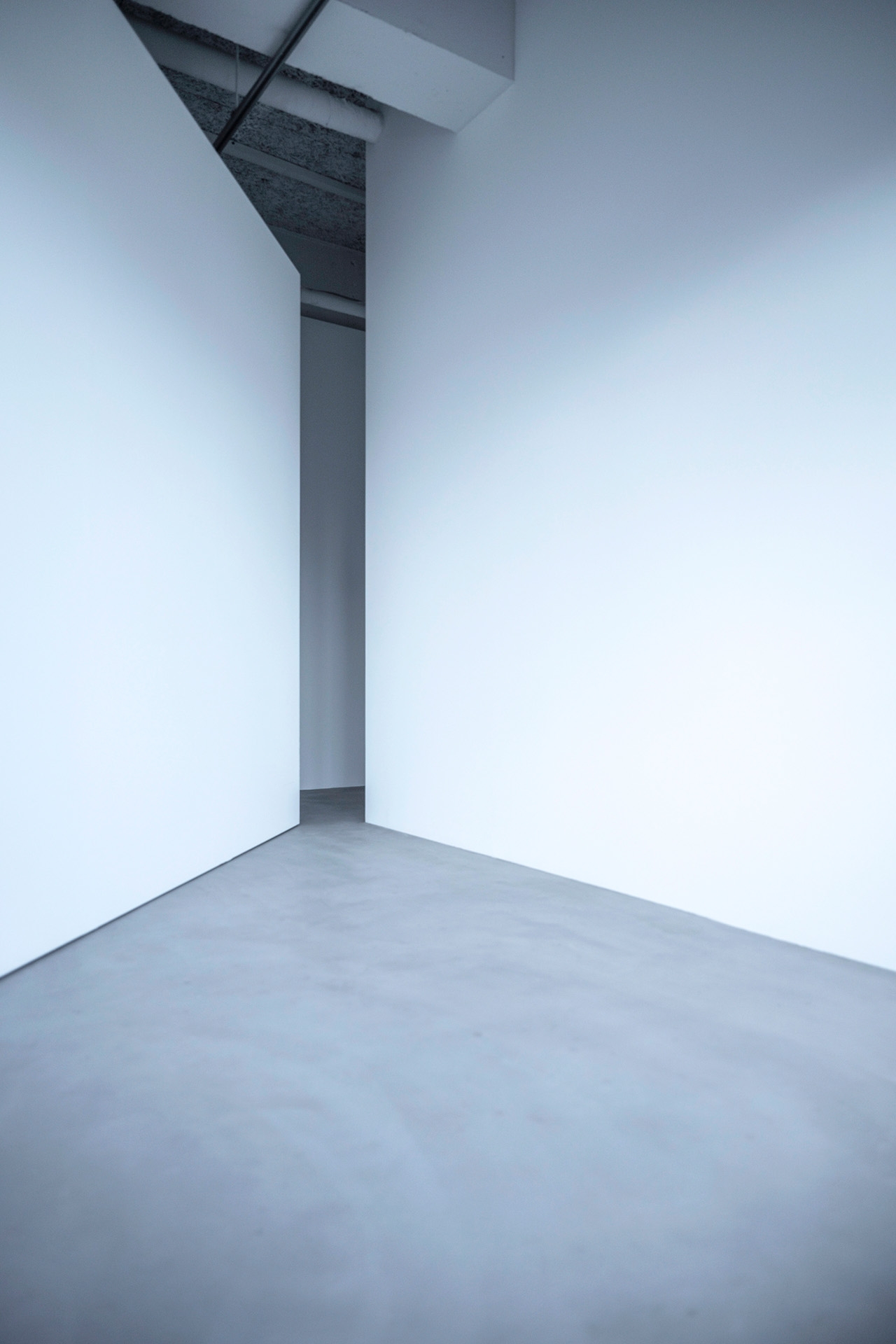 固定壁と可動壁によるモードな演出