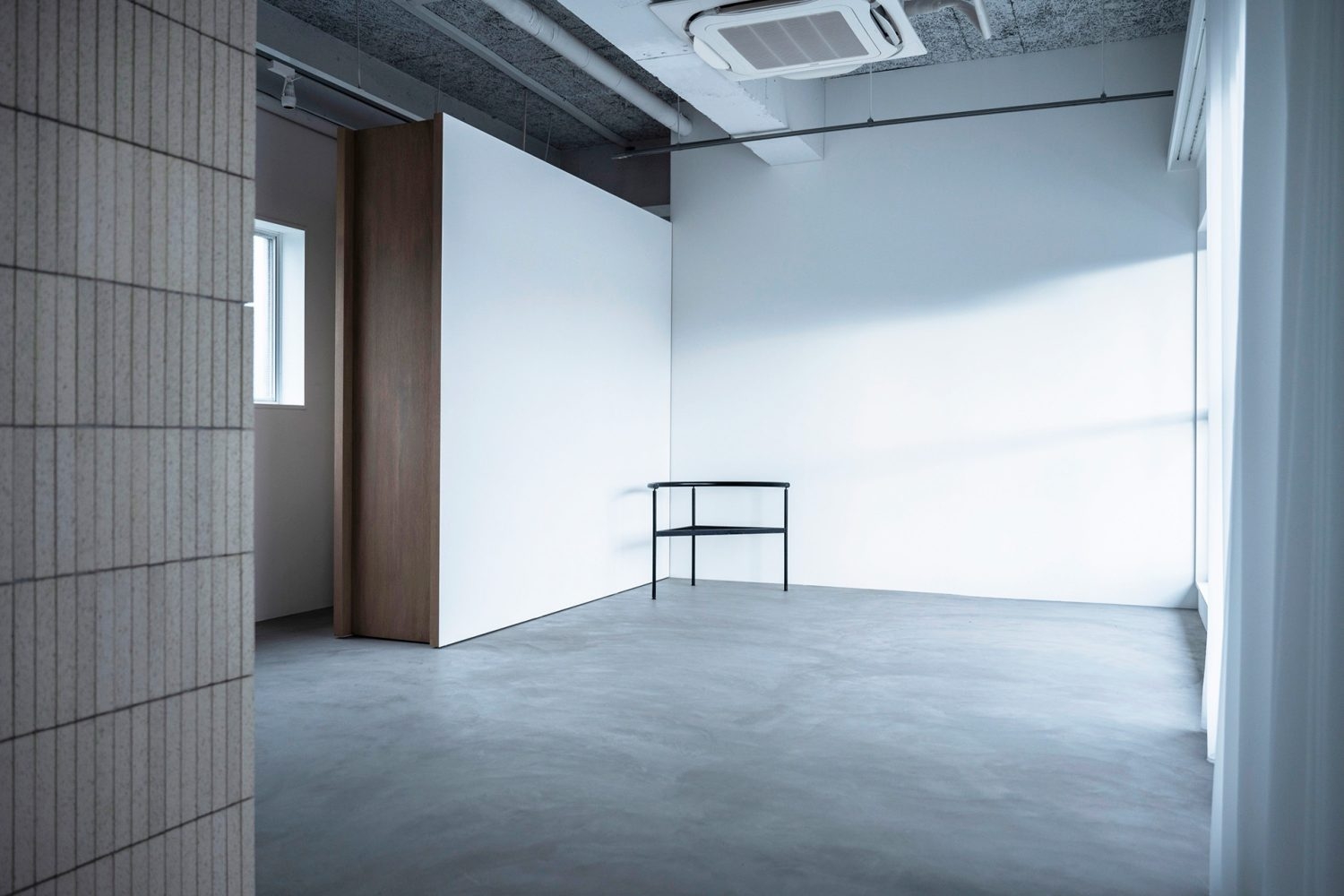 フラット可動壁による2面の白壁