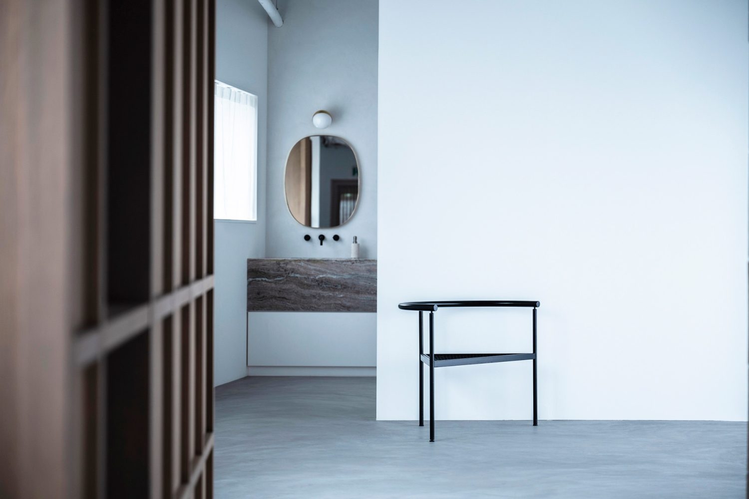 奥の洗面台を切り取る白壁