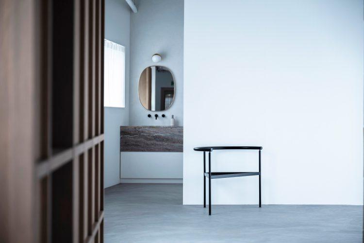 奥の洗面台を切り取る白壁