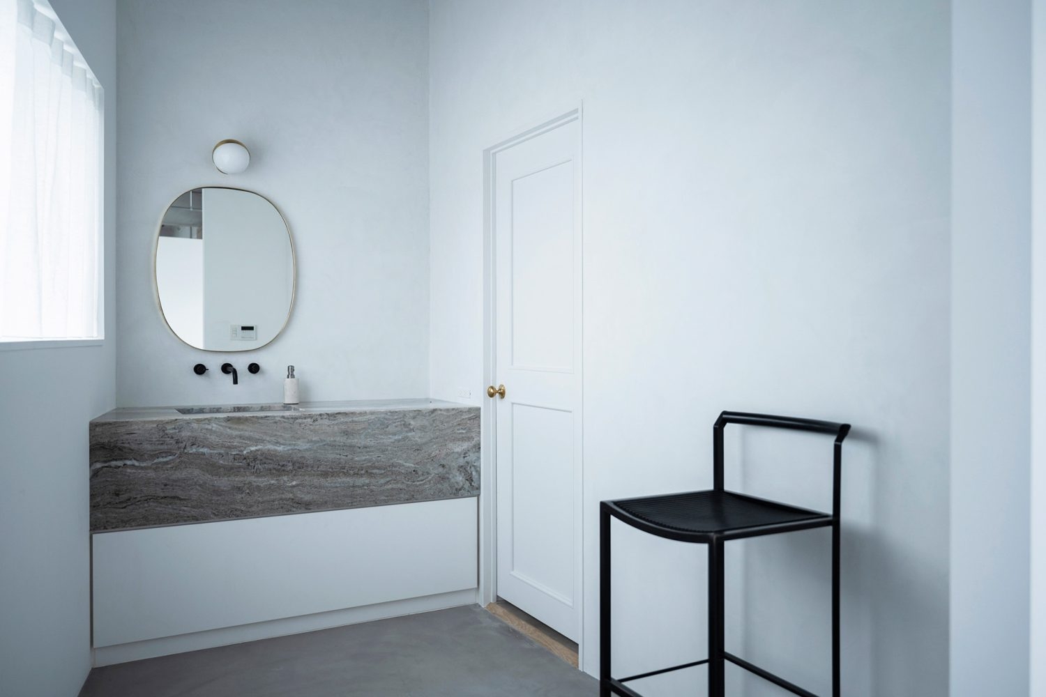 風合いのある白モルタル壁の洗面室