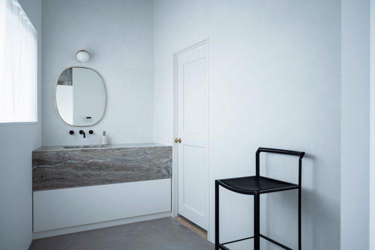 風合いのある白モルタル壁の洗面室