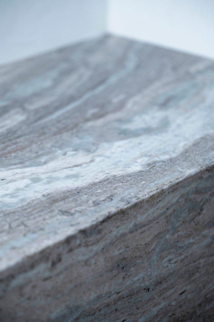 物撮りの背景となる希少な天然石の洗面台