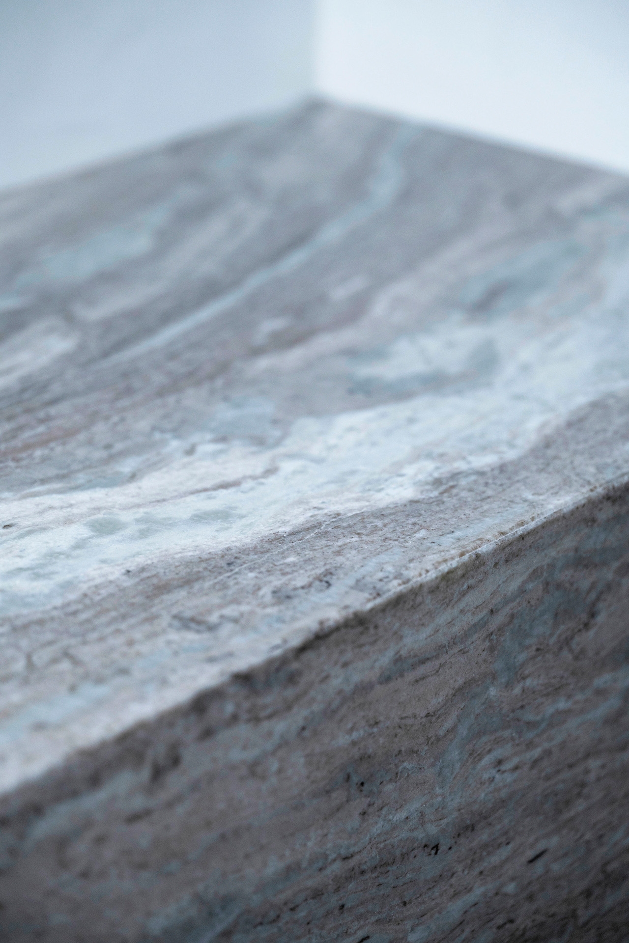 物撮りの背景となる希少な天然石の洗面台