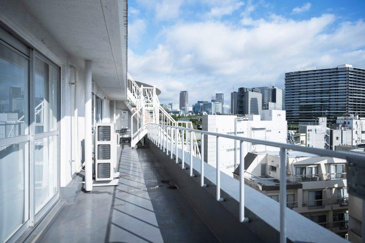 外階段も撮影可能なバルコニーの東側