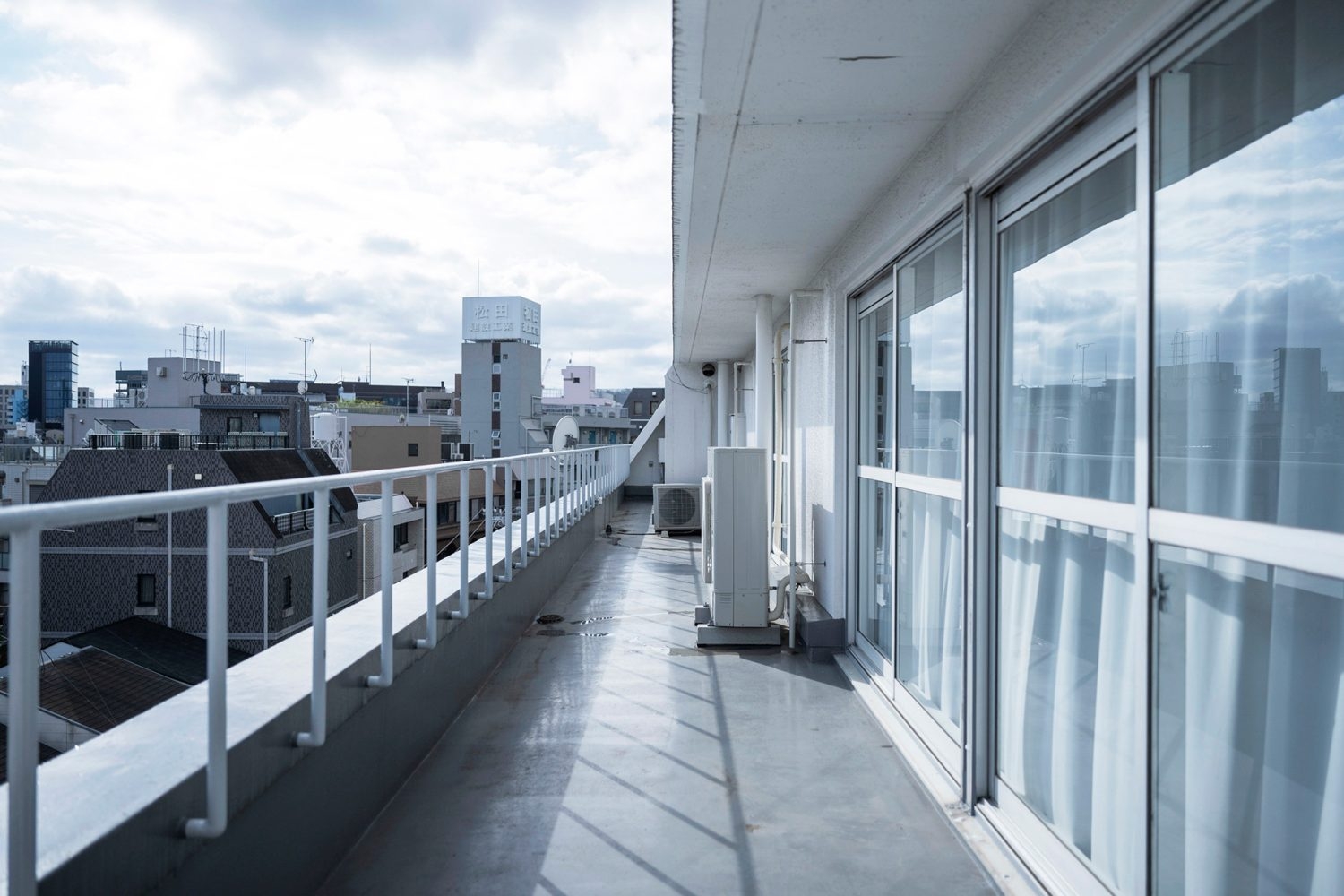 夕陽が美しい、抜けのよいバルコニーの西側