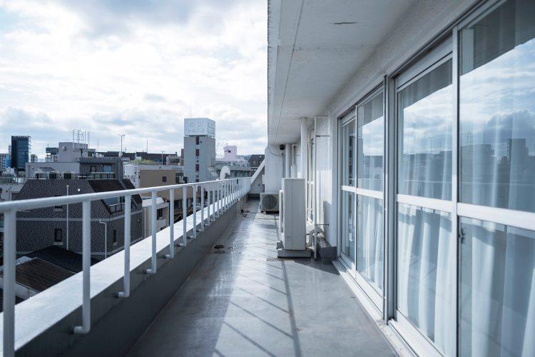 夕陽が美しい、抜けのよいバルコニーの西側