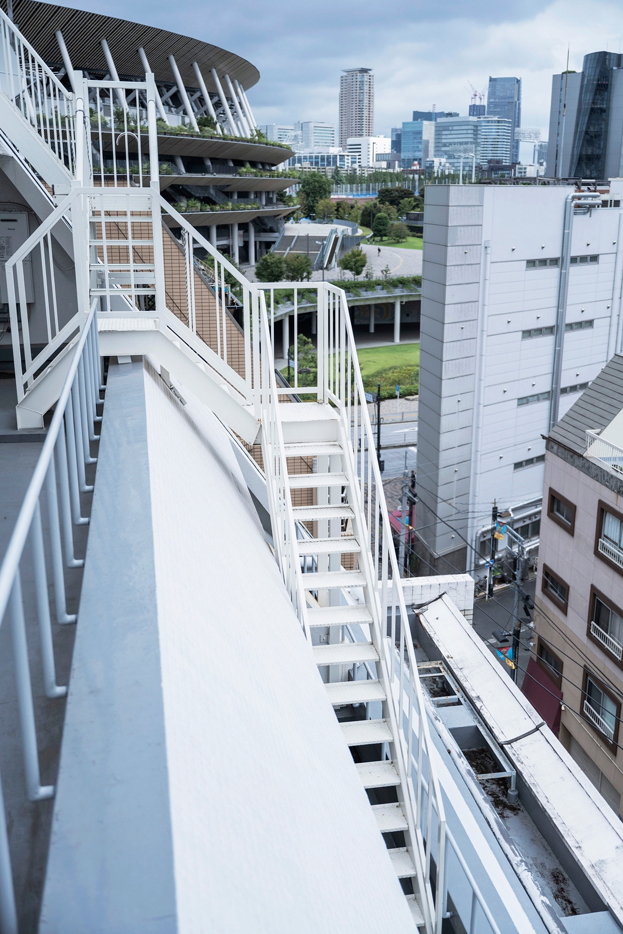 グループスタジオ501と繋がる外階段