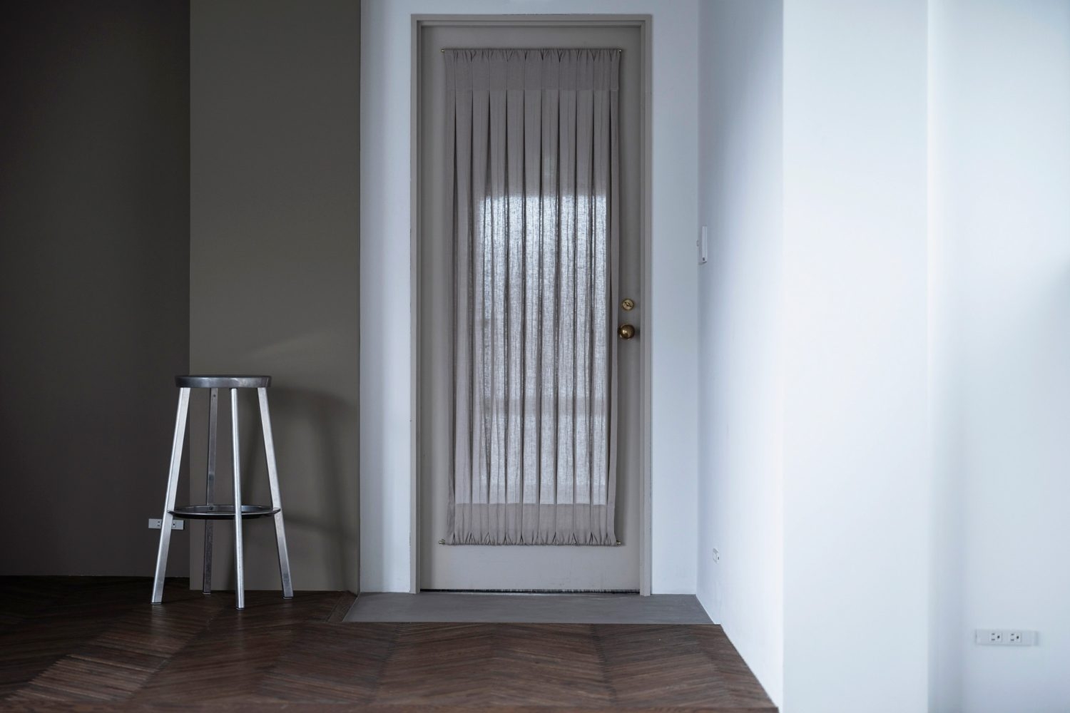 EVホール横に位置するエントランス