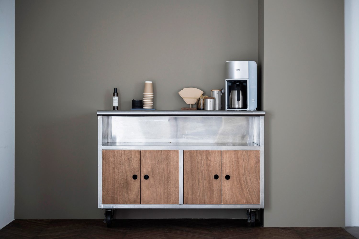 機材置き場とコーヒーマシン