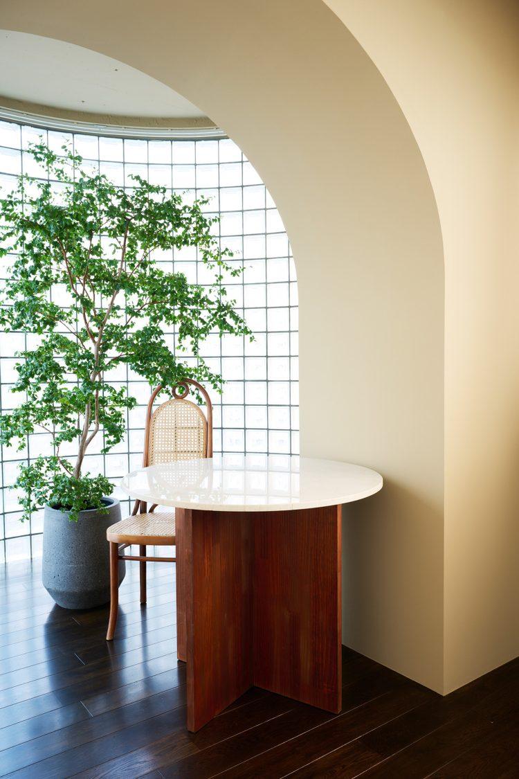 アール状のブロックガラスと大理石テーブル