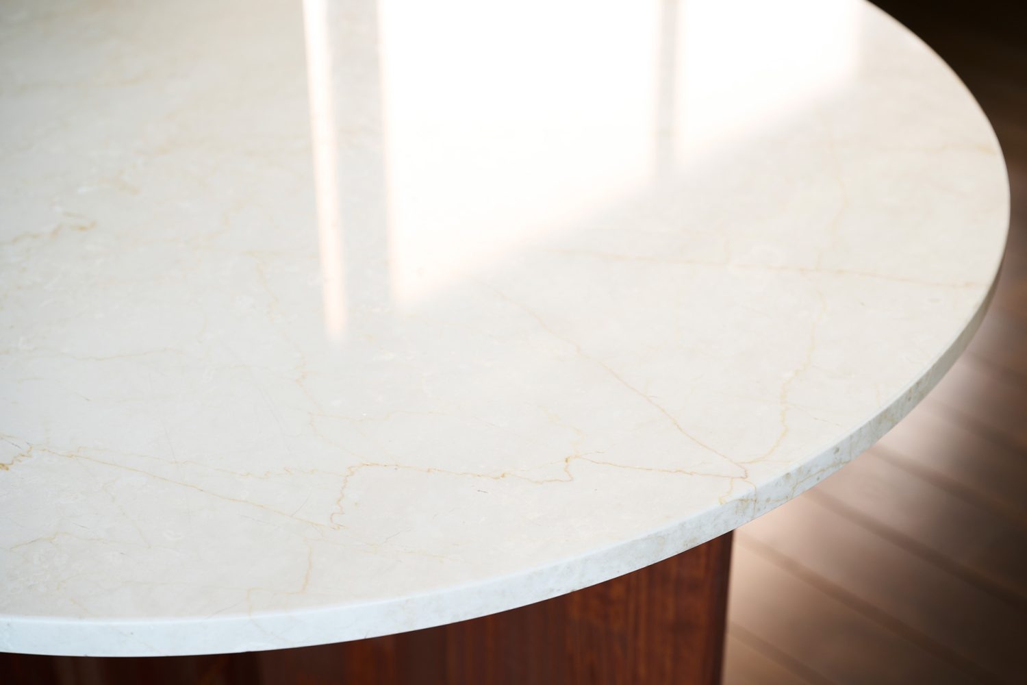 物撮りに最適な大理石天板のテーブル