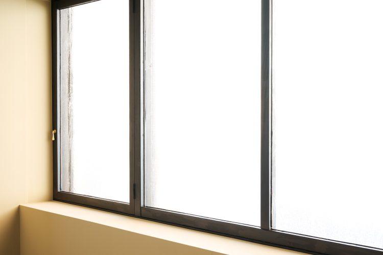 出窓になっているため窓際に物を置いて物撮影も