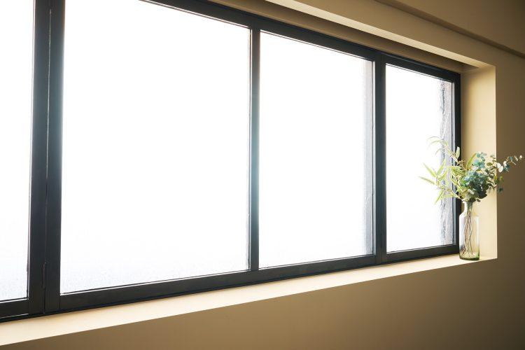 ベージュ壁に映えるブラックの窓枠