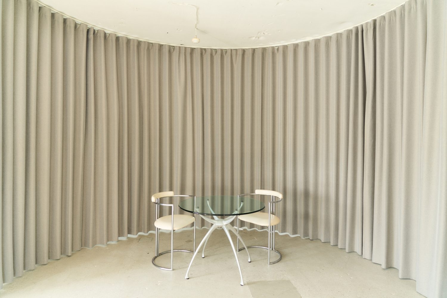 半円状の重厚感のあるグレーカーテン