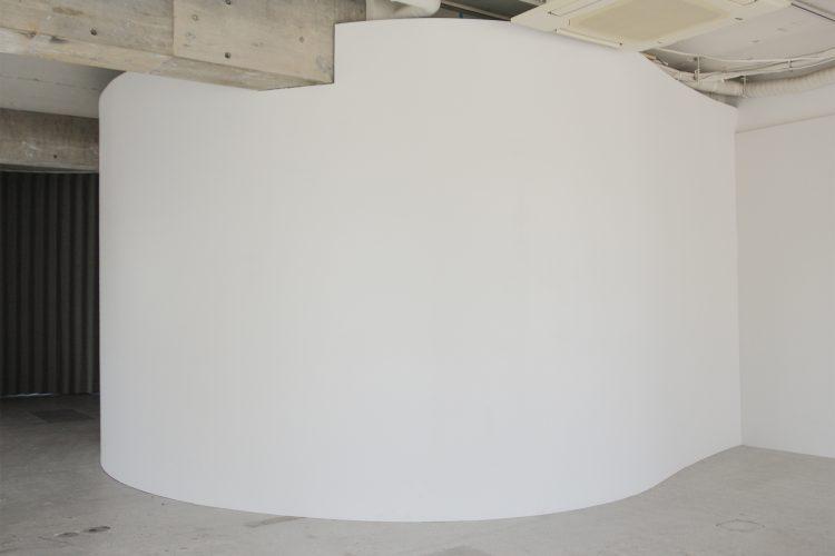 曲線を描くデザインウォール