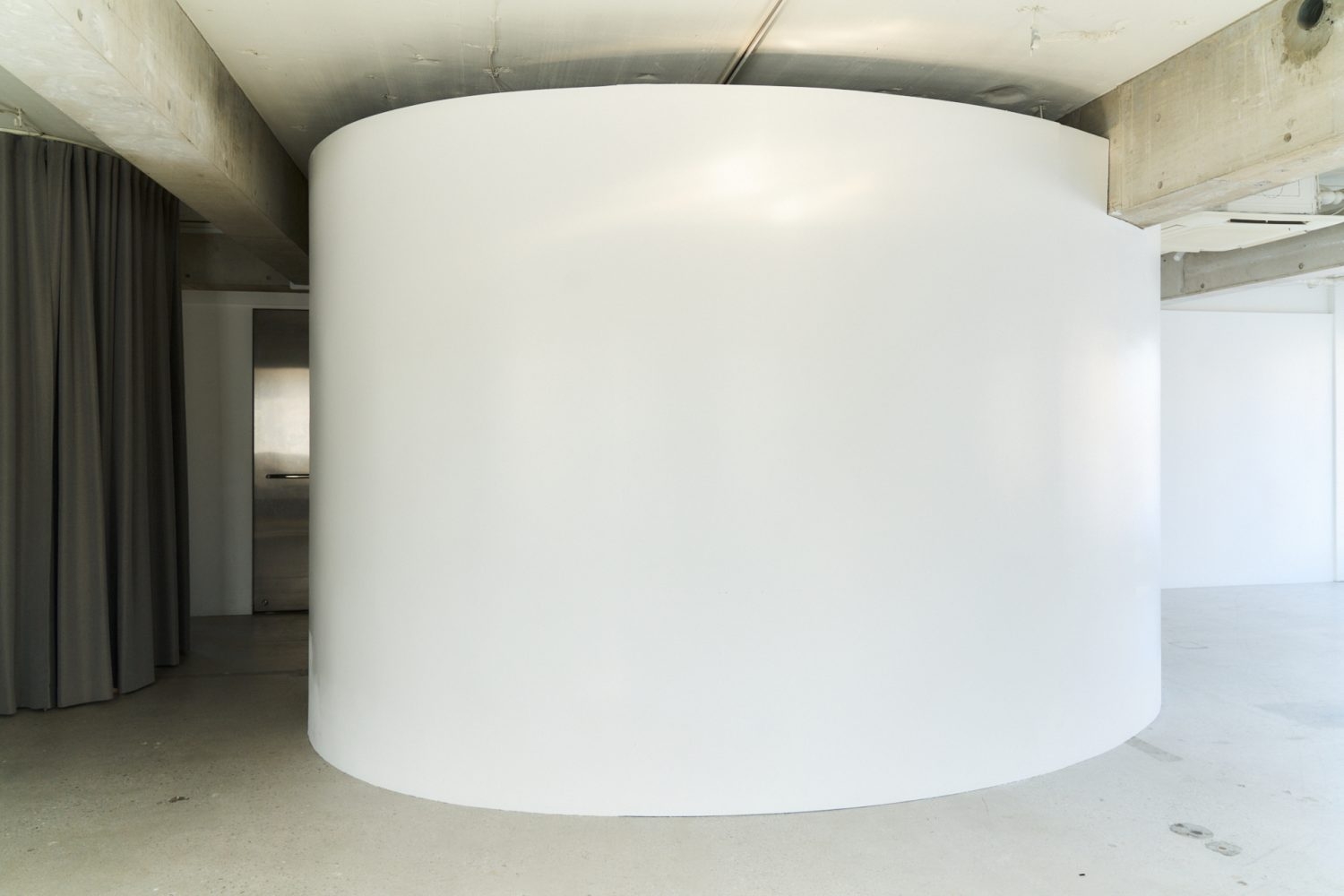 ホワイト壁とグレーカーテンの組み合わせ