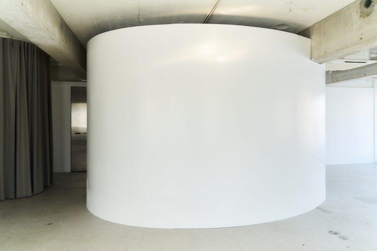 ホワイト壁とグレーカーテンの組み合わせ