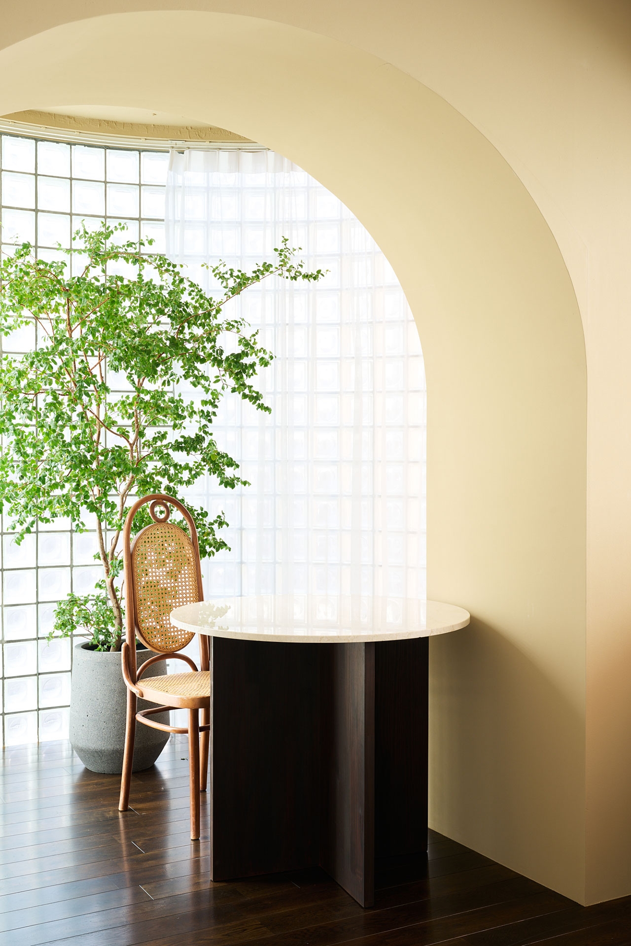 アール状のブロックガラスと大理石テーブル