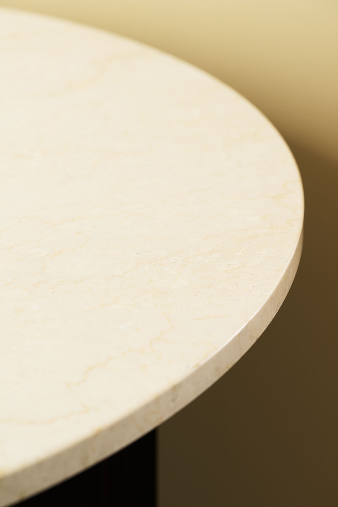 物撮りに最適な大理石天板のテーブル